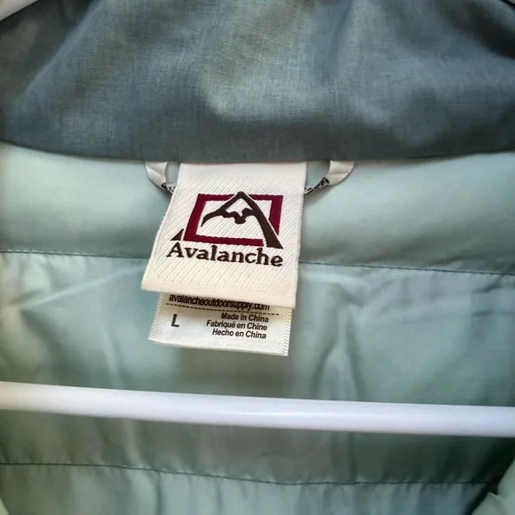 Avalanche Women's Puffer Jacket - Picture 2 of 3